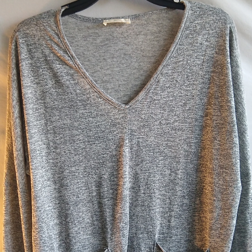 NWOT Hummingbird M heather gray top w-front pockets